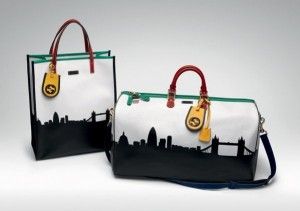 borsa piatta e da viaggio Gucci city collection con stampa skyline Londra