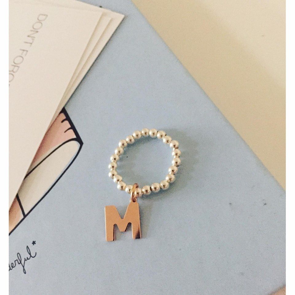 anello con charm lettera in argento dorato 