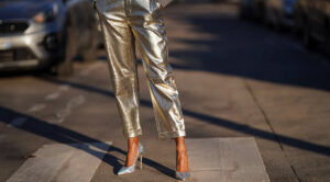 Come indossare i pantaloni metallizzati