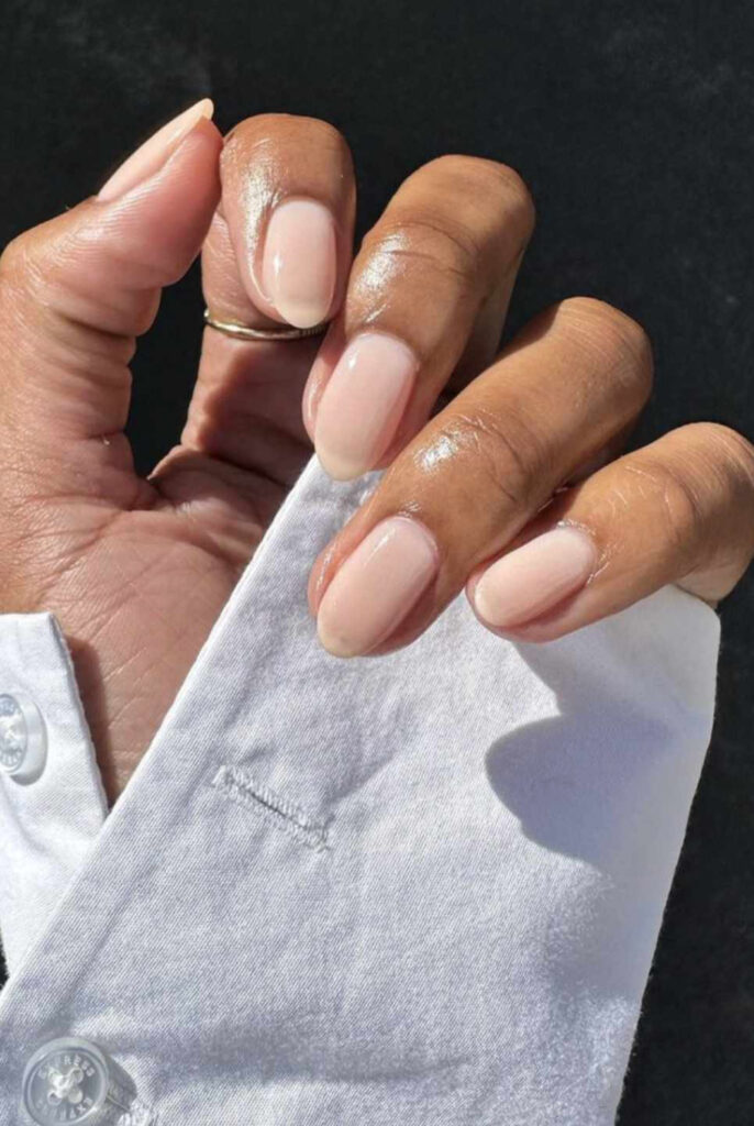 Nail art dai colori neutri