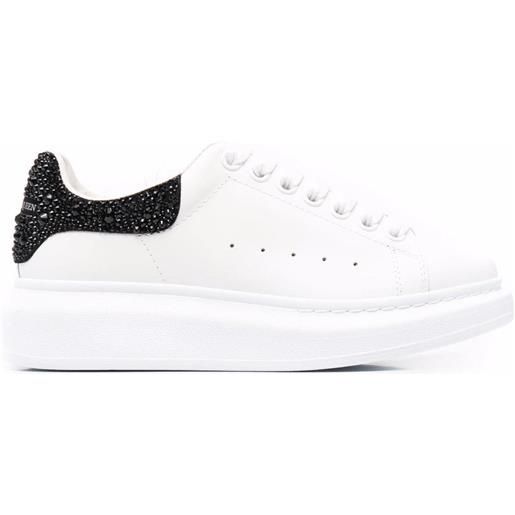 Alexander McQueen sneakers con borchie oversize - bianco