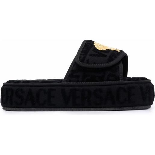 Versace sandali slides con logo goffrato - nero