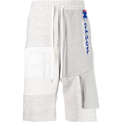 Maison Mihara Yasuhiro shorts con stampa - grigio