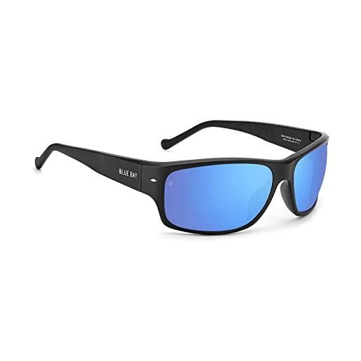 BLUE BAY elseya, occhiali sportivi da sole per uomo, protezione uv 100% , occhiali da sole realizzati con materiale riciclato, leggeri e flessibili, montatura blu e lenti rosse