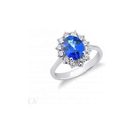 Gioielli di Valenza anello contorno classico in oro bianco 18k con diamanti e zaffiro blu ovale. 