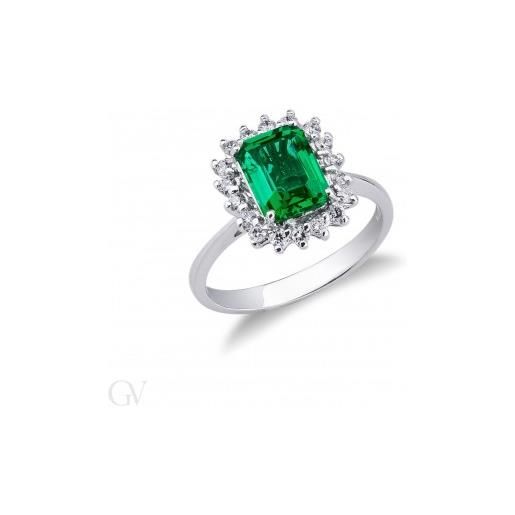 Gioielli di Valenza anello in oro bianco 18k con smeraldo e diamanti a contorno. 