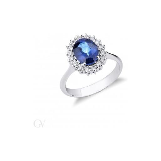Gioielli di Valenza anello contorno in oro bianco 18k con diamanti e zaffiro blu ovale di circa 9x7 mm. 