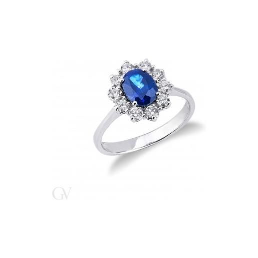 Gioielli di Valenza anello in oro bianco 18k con contorno in diamanti e zaffiro blu centrale di circa 8x6 mm. 