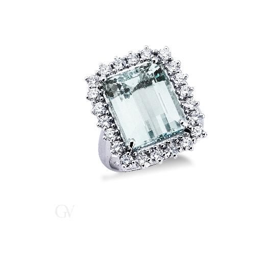 Gioielli di Valenza anello modello a contorno in oro bianco 18k con diamanti e acquamarina. 