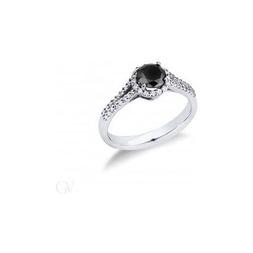 Gioielli di Valenza anello tipo solitario in oro bianco 18k con diamante nero centrale e diamanti a contorno e sul gambo