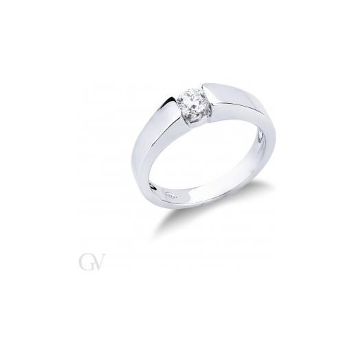 Gioielli di Valenza anello solitario in oro bianco 18k con diamante da 0.30 ct. Incastonatura a battuto
