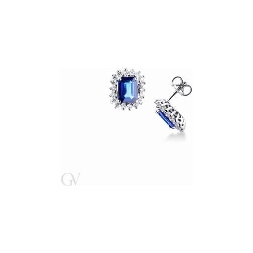 Gioielli di Valenza orecchini a contorno in oro bianco 18k con diamanti e zaffiri blu. 