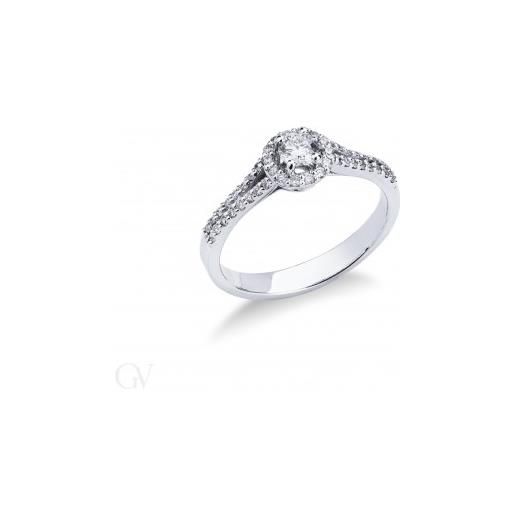 Gioielli di Valenza anello modello solitario in oro bianco 18k con diamanti. 