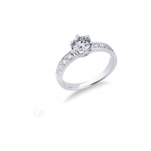 Gioielli di Valenza anello tipo solitario in oro bianco 18k con diamanti, pietra centrale da 0.90 ct. 