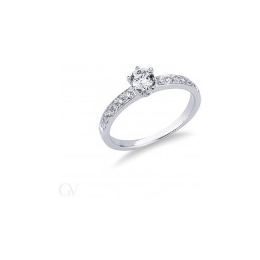 Gioielli di Valenza anello in oro bianco 18k tipo solitario con diamanti, centrale 0.40 ct