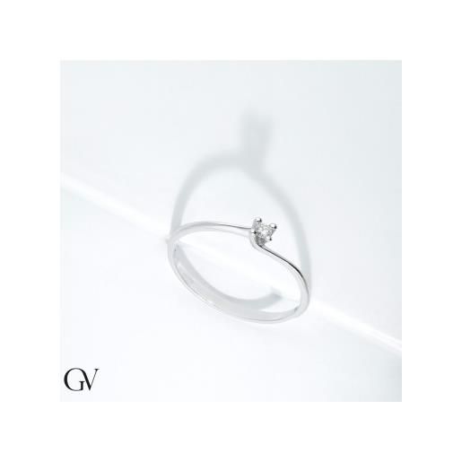Gioielli di Valenza anello solitario modello valentino in oro bianco 18k con diamante di 0.04 ct. 