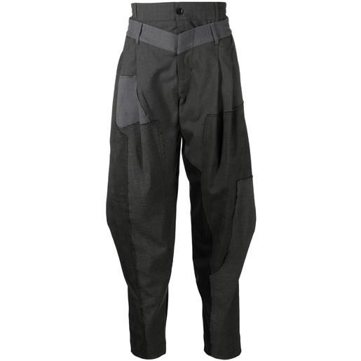 Feng Chen Wang pantaloni affusolati con design a strati - grigio