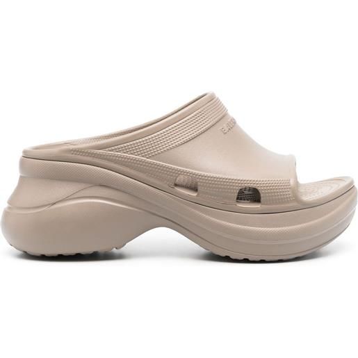 Balenciaga sandali slides pool crocs™ - toni neutri