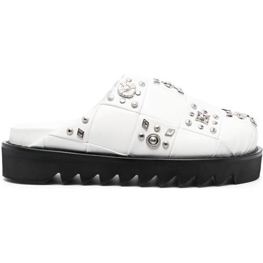 Toga Pulla slippers con decorazione borchie - bianco