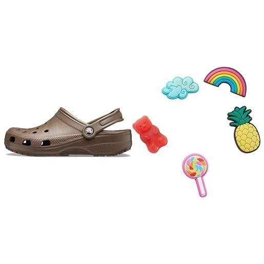 Crocs classic, zoccoli unisex - adulto, marrone (chocolate), 45/46 eu + shoe charm 5-pack, decorazione di scarpe, happy candy