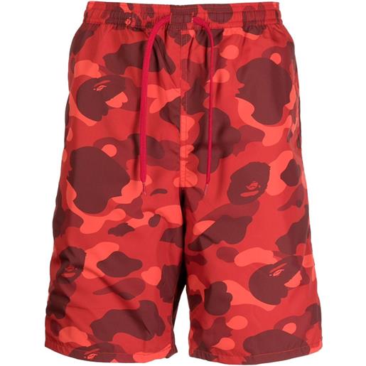 A BATHING APE® shorts con stampa camouflage - rosso