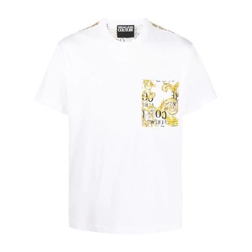 Versace jeans couture jeans couture t-shirt a girocollo bianca a maniche corte realizzata in cotone. Taschino con stampa logo all over nella parte anteriore. Stampa logo all over nella parte p