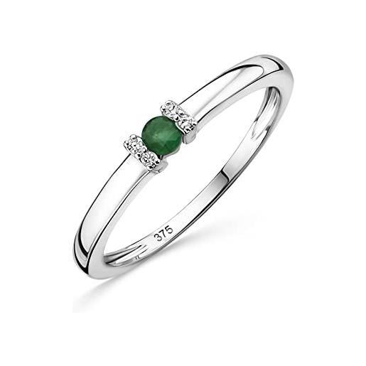 OROVI anello con smeraldo naturale centrale rotondo sfaccettato e quattro diamanti naturali laterali. Anello di fidanzamento in oro bianco lucido ipoallergenico 9kt/375. 