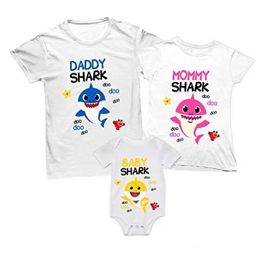 Overthetee tris t-shirt e body coordinato famiglia - baby shark doo doo - mommy shark - daddy shark - tshirt mamma papà e figlio - tris di tshirt - body neonato - idea regalo