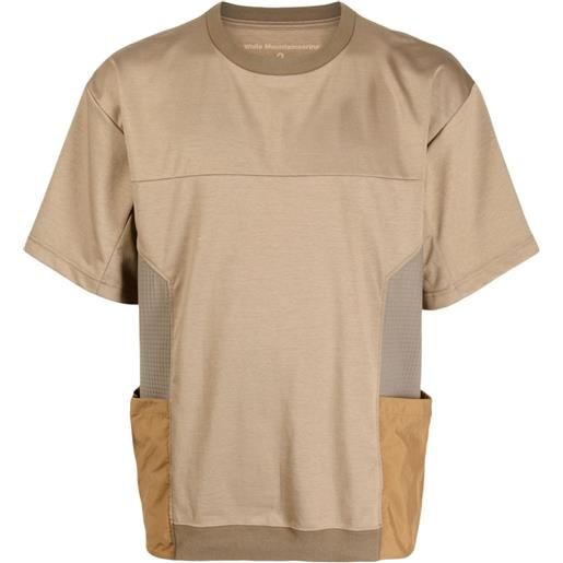 White Mountaineering t-shirt con taschino - marrone