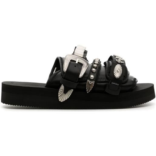 Suicoke sandali a punta aperta con decorazione borchie - nero