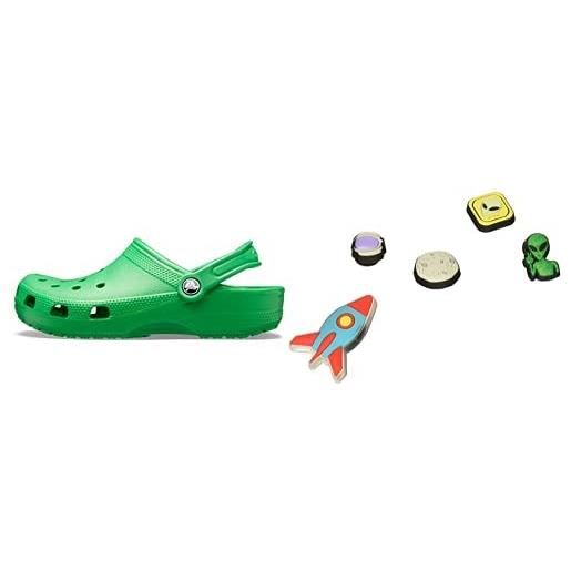 Crocs classic, zoccoli unisex - adulto, verde (grass green), 48/49 eu + shoe charm 5-pack, decorazione di scarpe, outerspace