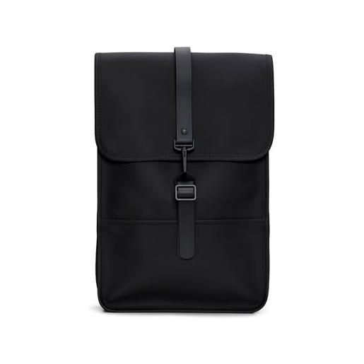 RAINS backpack mini, il modello è caratterizzato dalla patta prominente e dal cinturino centrale con chiusura a moschettone. Questo zain. 