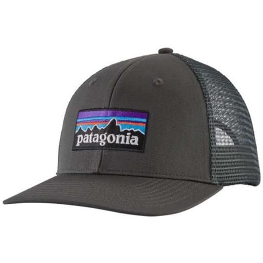 Patagonia p-6 logo trucker hat forge grey cappellino visiera grigio