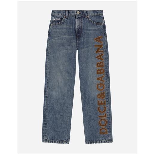Dolce & Gabbana pantalone 5 tasche in denim trattato con applicazione logo e placca logata