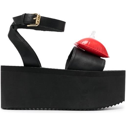 Moschino sandali con applicazione - nero