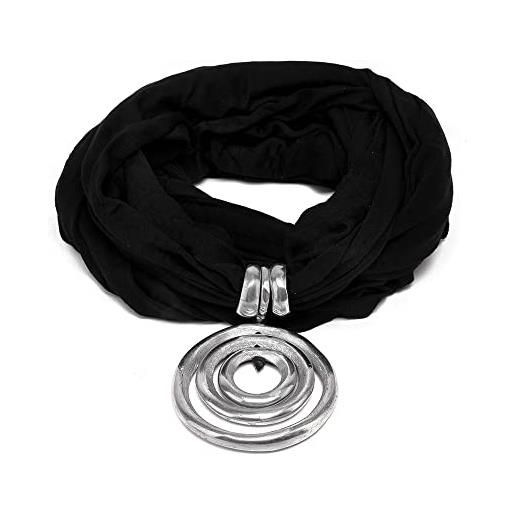 Vestopazzo sciarpa gioiello in tessuto jersey nero con pendente a 3 cerchi concentrici realizzato a mano in alluminio 100% riciclato. Nickel tested al18045