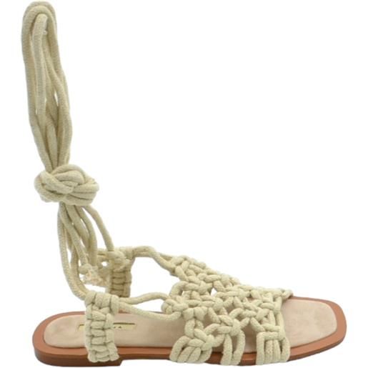 Malu Shoes sandalo basso ragnetto donna estivo beige raso terra con fascia unica intreccio avampiede e lacci alla schiava