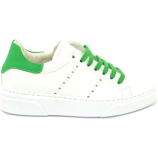 Malu Shoes sneakers bassa uomo bianca in vera pelle riporto verde fluo e lacci in tinta fondo army bianco moda uomo made in italy