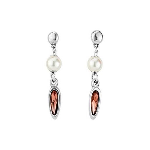 Uno de 50 pendientes largos bañados en plata y cierre de tuerca. Incluye una elegante perla central y un pétalo con cristal de swarovski® de color rosa en el extremo. 