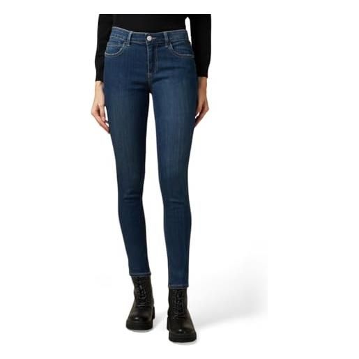 Oltre: jeans skinny eco-friendly con bottone gioiello blu. 42 stagione autunno inverno 2023