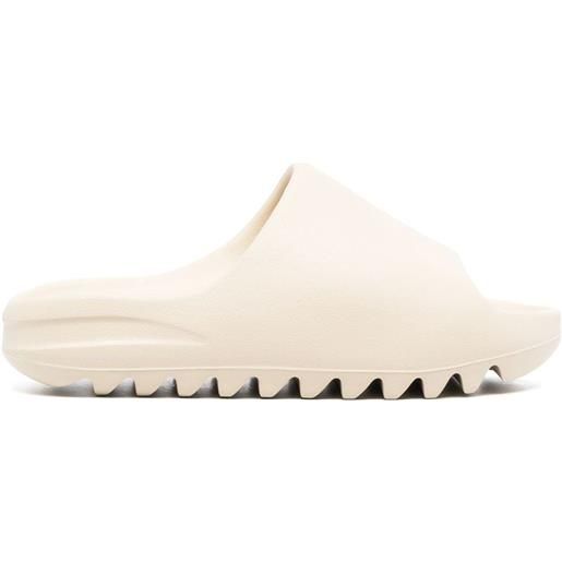 adidas Yeezy sandali slides con suola scanalata - toni neutri