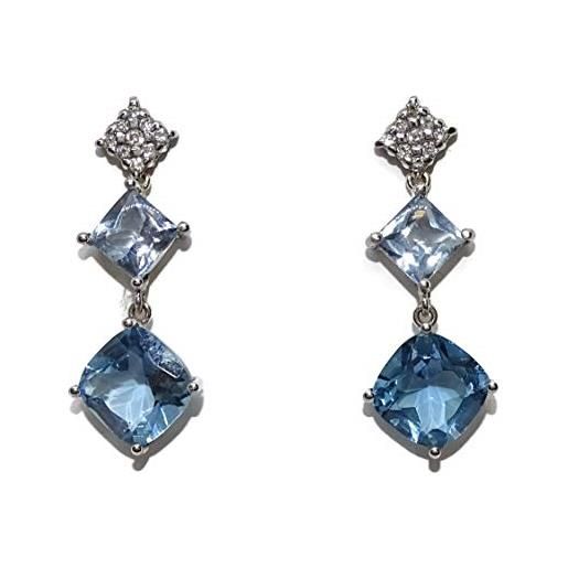 Never say Never bellissimi e lunghi orecchini con diamanti da 0,28 ct e 7,76 ct di topazi blu. Lunghezza 3,10 cm. Chiusura a pressione. 