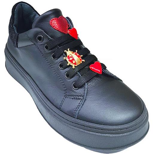 Sneakers in pelle colore nero con cuore rosso - chiara luciani