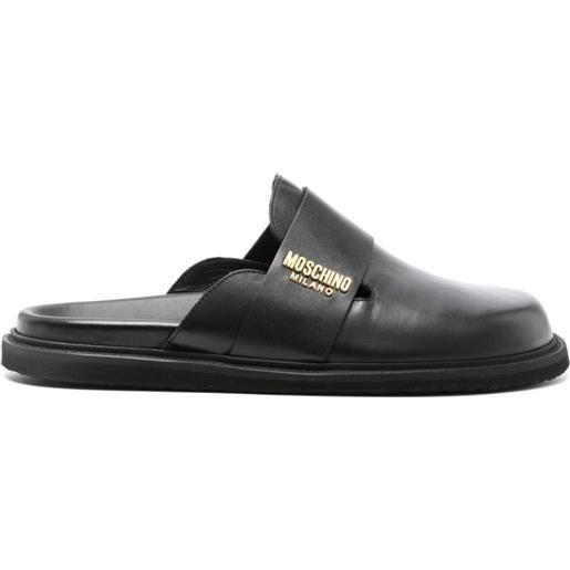 Moschino slippers con placca logo in pelle - nero