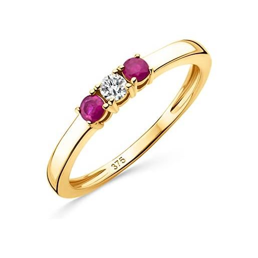 OROVI anello trilogy con diamante naturale centrale e due rubini naturali laterali. Anello di fidanzamento in oro giallo lucido ipoallergenico 9kt/375. 