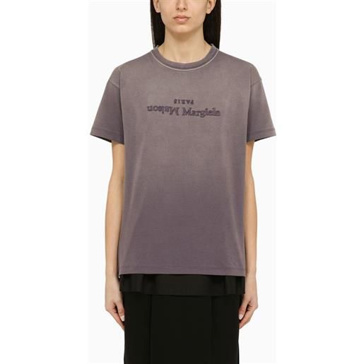 Maison Margiela t-shirt color melanzana in cotone con logo inverso