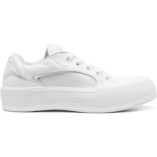 Alexander McQueen sneakers con logo goffrato - bianco
