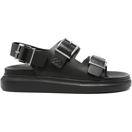 Alexander McQueen sandali con logo goffrato - nero