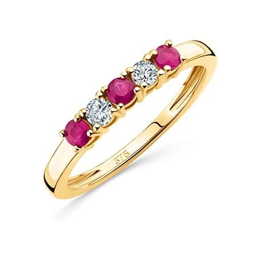 Orovi anello fedina con due diamanti naturali e tre rubini naturali taglio rotondo sfaccettati. Anello di fidanzamento in oro giallo lucido ipoallergenico 9kt/375. 