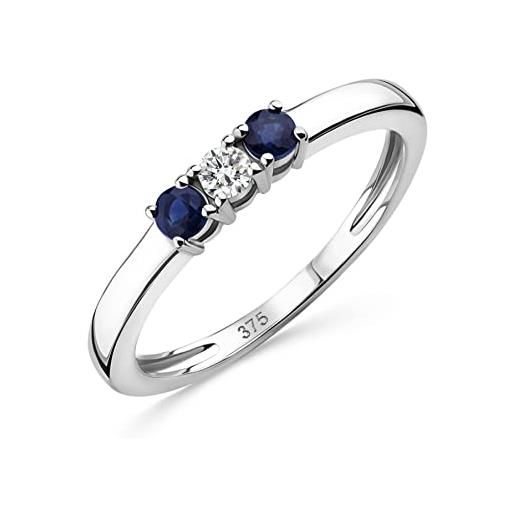 OROVI anello trilogy con diamante naturale centrale e due zaffiri blu naturali laterali. Anello di fidanzamento in oro bianco lucido ipoallergenico 9kt/375. 